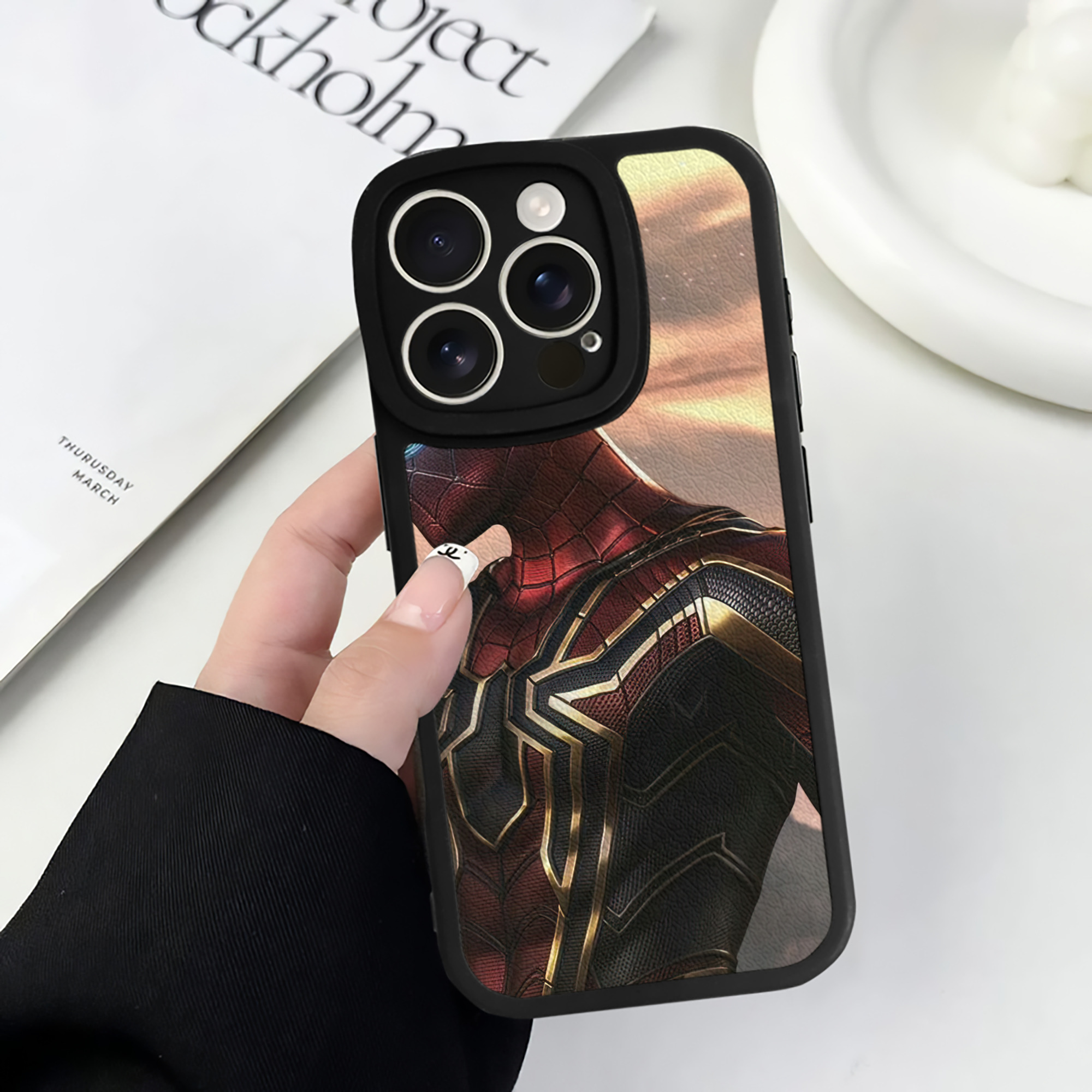 （画像用） Spider Man スパイダーマン 【iPhone 16シリーズ対応】シリコンスマホケース（レザー調） 材質：シリコン